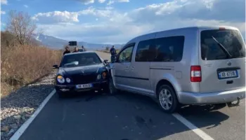 Aksident i rëndë në rrugën Korçë-Ersekë, dy makina përplasen ‘kokë më kokë’ (Detaje)