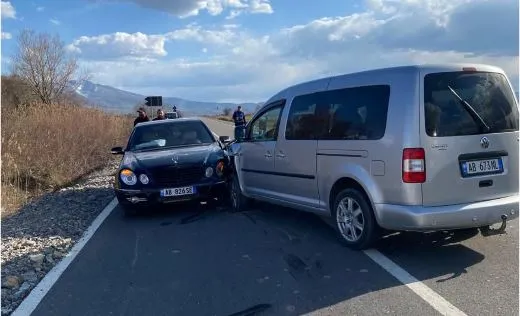 Aksident i rëndë në rrugën Korçë-Ersekë, dy makina përplasen ‘kokë më kokë’ (Detaje)