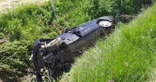 Aksident  i rëndë në vend/ Makina humb kontrollin dhe bie përmbys në kanal (Detaje)