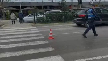 Aksident i rëndë në Vlorë, makina përplas 57-vjeçaren në vijat e bardha