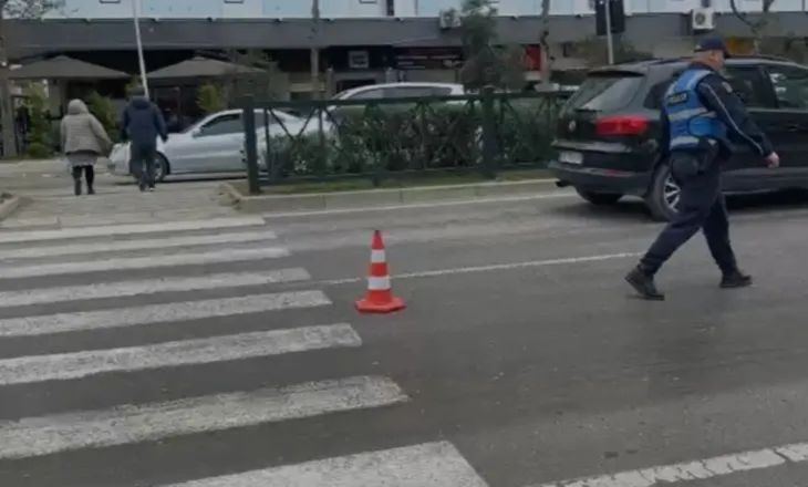 Aksident i rëndë në Vlorë, makina përplas 57-vjeçaren në vijat e bardha