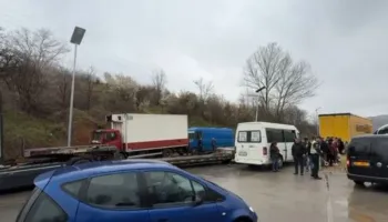 Aksident masiv në Qafë-Plloçë, tre kamionë përplasen me fugonin, bllokohet qarkullimi