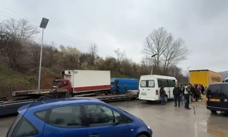 Aksident masiv në Qafë-Plloçë, tre kamionë përplasen me fugonin, bllokohet qarkullimi