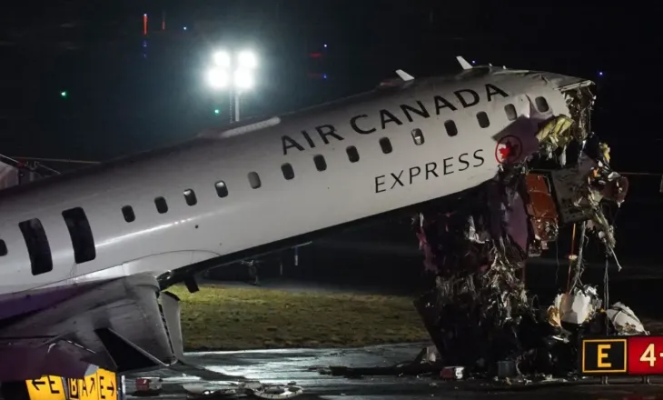 Aksident në aeroportin e Nju Jorkut, avion i Air Canada përplaset me automjet, aeroporti mbyllet