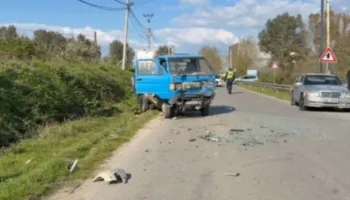 Aksident në aksin Fier-Lushnjë/ Automjeti përplaset me kamionçinën, dy persona të lënduar