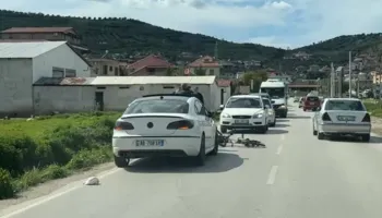 Aksident në aksin Fier-Patos/ Makina përplas një person me biçikletë, detajet e para