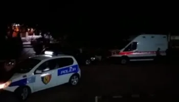 Aksident në aksin “Manëz–Durrës”, 24-vjeçari përplaset me automjetin e parkuar, dërgohet në spital