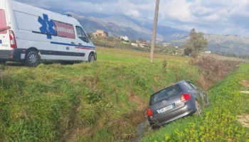 Aksident në aksin Sarandë–Delvinë, makina del nga rruga dhe përmbyset në kanal, dy të plagosur