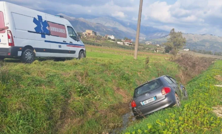 Aksident në aksin Sarandë–Delvinë, makina del nga rruga dhe përmbyset në kanal, dy të plagosur