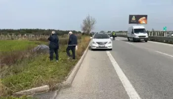 Aksident në autostradën Fier-Vlorë, përplasen dy makina! Njëra përfundon në kanal, tjetra në anë të rrugës (VIDEO)