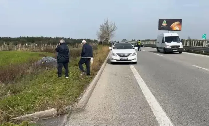 Aksident në autostradën Fier-Vlorë, përplasen dy makina! Njëra përfundon në kanal, tjetra në anë të rrugës (VIDEO)