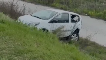 Aksident në autostradën Vlorë-Fier, makina përfundon në kanal