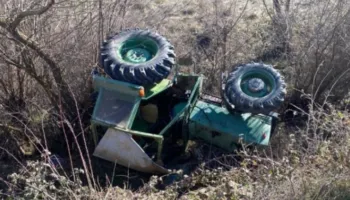 Aksident në Ersekë, zetori del nga rruga dhe përmbyset, plagoset drejtuesi