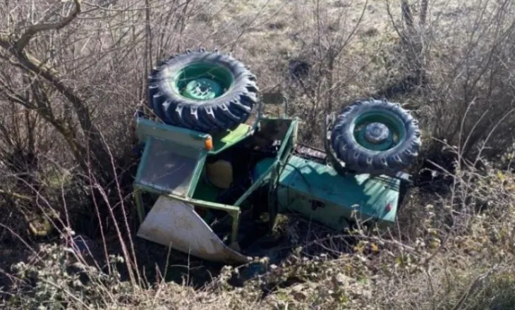 Aksident në Ersekë, zetori del nga rruga dhe përmbyset, plagoset drejtuesi
