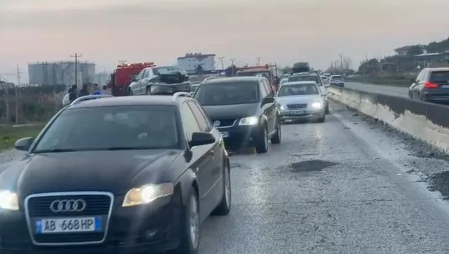 Aksident në Golem të Lushnjes, shkak dyshohet parakalimi i gabuar