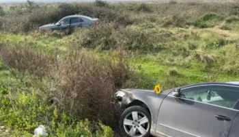 Aksident në Panaja të Vlorës, përplasen dy makina, përfundojnë në kanal