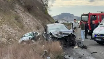 Aksident në Rrugën e Kombit, plagosen 4 persona, një grua mbetet e bllokuar në makinë