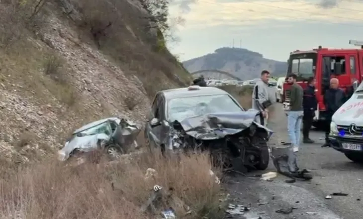 Aksident në Rrugën e Kombit, plagosen 4 persona, një grua mbetet e bllokuar në makinë