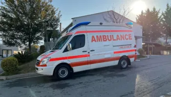 Aksident në rrugën Shënkoll-Rrilë, një i plagosur nga përplasja e dy makinave