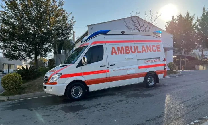 Aksident në rrugën Shënkoll-Rrilë, një i plagosur nga përplasja e dy makinave