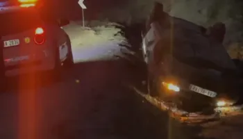 Aksident pranë Shkallës së Tujanit, makina përfundon në kanal, një person i plagosur