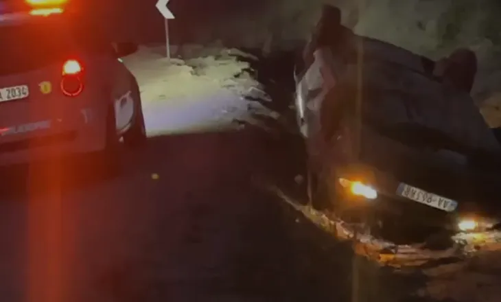 Aksident pranë Shkallës së Tujanit, makina përfundon në kanal, një person i plagosur