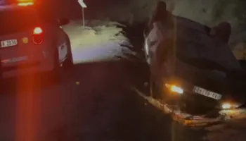 Aksident rrugor te Shkalla e Tujanit/ Makina përfundon në kanal, plagoset drejtuesi i automjetit