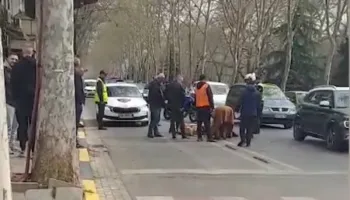 Aksident tragjik në Tiranë, autoboti i ujit përplas për vdekje një grua me motor