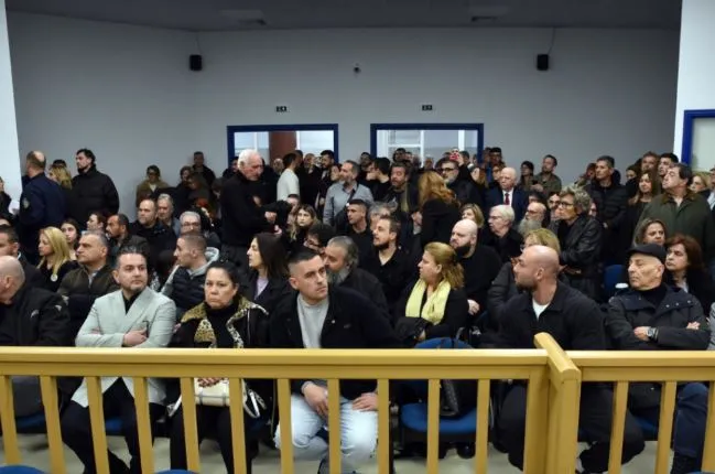 Aksidenti hekurudhor në Tempi/ Kaos në ditën e parë të gjyqit! Gjyqtarët shtyjnë seancën për në prill