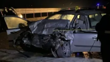 Aksidenti me 3 viktima në Vlorë, detajet: “Ford”-i i pozicionuar gabim u përplas nga “Benz”-i me 120 km/h, dy shoferët mbetën të bllokuar