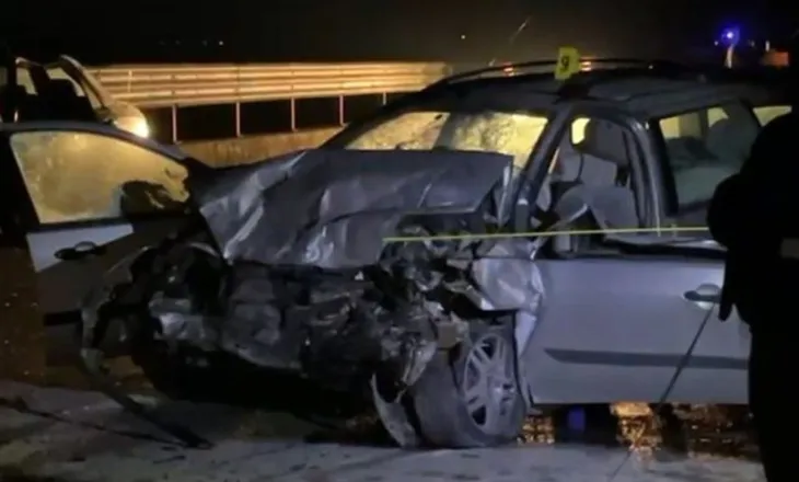 Aksidenti me 3 viktima në Vlorë, detajet: “Ford”-i i pozicionuar gabim u përplas nga “Benz”-i me 120 km/h, dy shoferët mbetën të bllokuar