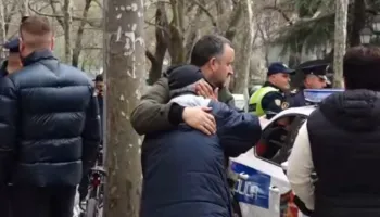 Aksidenti me vdekje në Tiranë, dalin pamjet kur bashkëshorti i të ndjerës arrin në vendngjarje