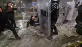 ‘Aksion’ gjatë protestës/ Momenti kur ndërhyn Noka dhe shpëton protestuesit
