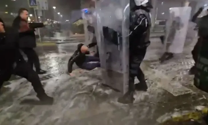 ‘Aksion’ gjatë protestës/ Momenti kur ndërhyn Noka dhe shpëton protestuesit