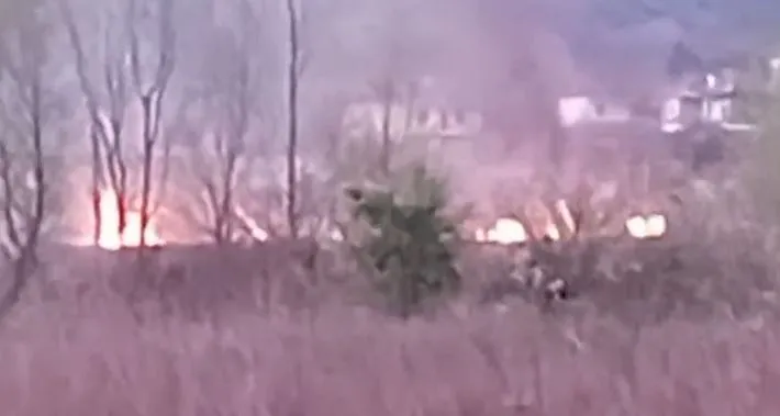 Aktivizohen dy vatra zjarri në Krujë, ndërhyjnë zjarrfikësit për vënien nën kontroll të flakëve