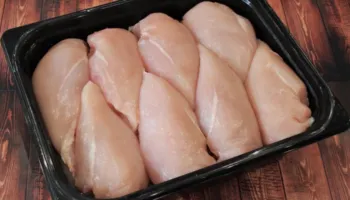 AKU bllokon 738 kg fileto pule/ Mishi me probleme në KMY, bllokohet edhe një sasi djathi në “Bonum”