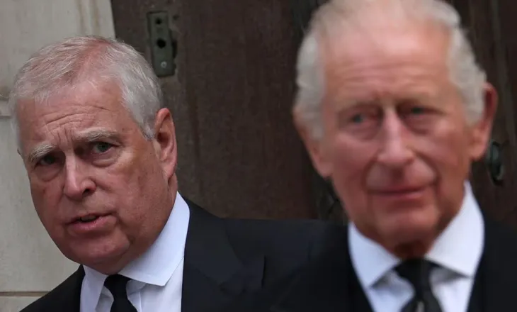 Akuzat për shpërndarje të informacioneve sekrete tek Epstein, Mbreti Charles përzë vëllain e tij ish-princin Andrew nga rezidenca