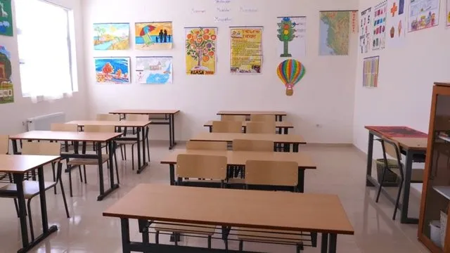 Akuzohen se nuk ndërhynë në konfliktin mes nxënësve, procedohen mësuesja dhe oficerja e sigurisë në një shkollë 9-vjeçare në Vlorë