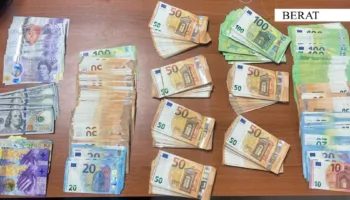 Akuzohet për pastrim parash, i kapen mbi 54 mijë euro në makinë dhe në banesë, arrestohet 67-vjeçari në Berat