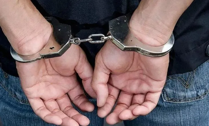 Akuzohet për vjedhje, arrestohet aktori i njohur (Emri)