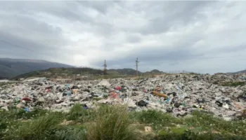 Alarm në Tepelenë: Plehrat arrijnë nënstacionin elektrik, në rrezik lumi Vjosa