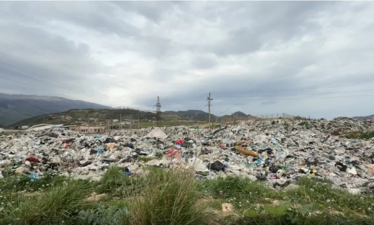 Alarm në Tepelenë: Plehrat arrijnë nënstacionin elektrik, në rrezik lumi Vjosa