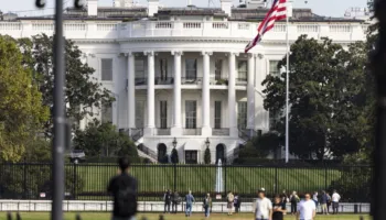 Alarm në Uashington, makina përplaset me portën e Shtëpisë së Bardhë