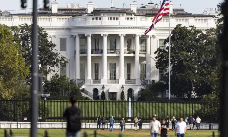 Alarm në Uashington, makina përplaset me portën e Shtëpisë së Bardhë