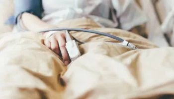 Alarmi për sulm ajror në Izrael, 12-vjeçarja pëson arrest kardiak