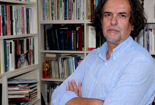 Albert Vataj: Nanë, ma mbyll derën se paskam t’ftohtë!