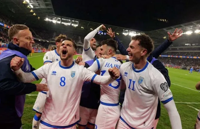 Albin Kurti uron kombëtaren e Kosovës