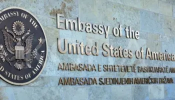 Ambasada e SHBA mirëpret marrëveshjen për Ligjit për të huajt: Çdo vendim për serbët në Kosovë të bëhet me konsultim!