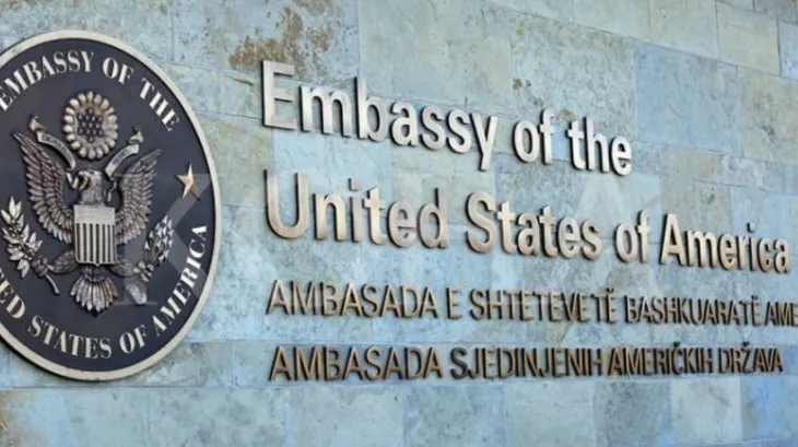 Ambasada e SHBA mirëpret marrëveshjen për Ligjit për të huajt: Çdo vendim për serbët në Kosovë të bëhet me konsultim!