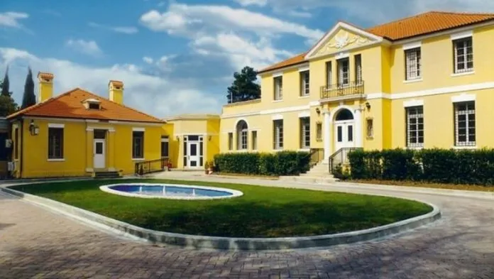 Ambasada e SHBA-së reagon pas hedhjes së molotovëve: Dhuna minon demokracinë